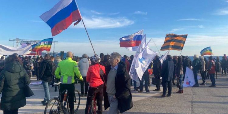 Sanremo 2023, 400 in piazza contro messaggio Zelensky al Festival