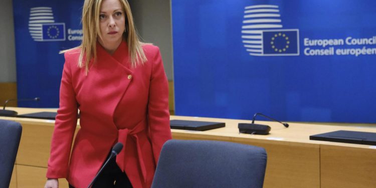 Meloni critica Macron, opposizioni all’attacco: “Italia isolata”