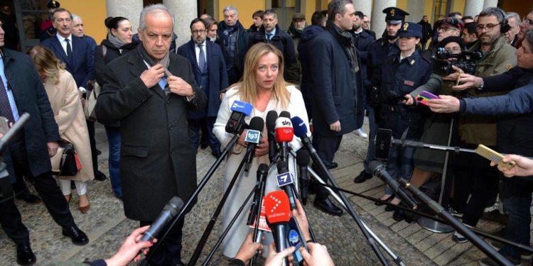 Anarchici, Meloni: “Non trattiamo”. Ovazione per la premier a Milano