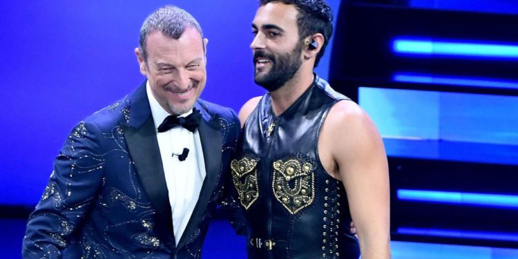 Sanremo 2023, Mengoni guida la classifica. Oggi serata cover e duetti