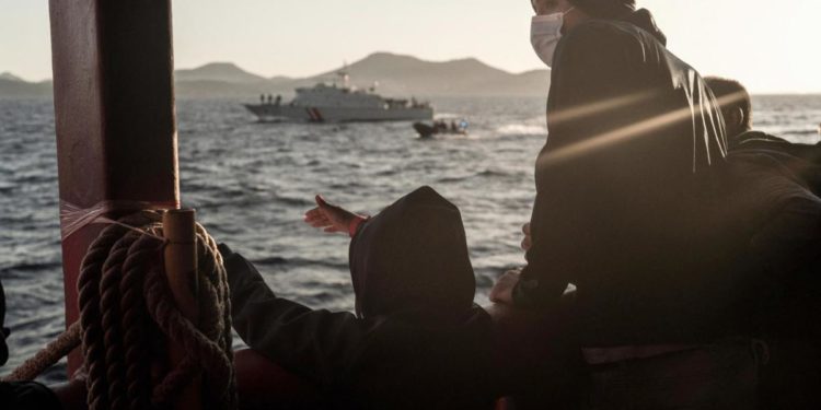 Migranti, sbarchi a raffica a Lampedusa: 322 in poche ore sull’isola