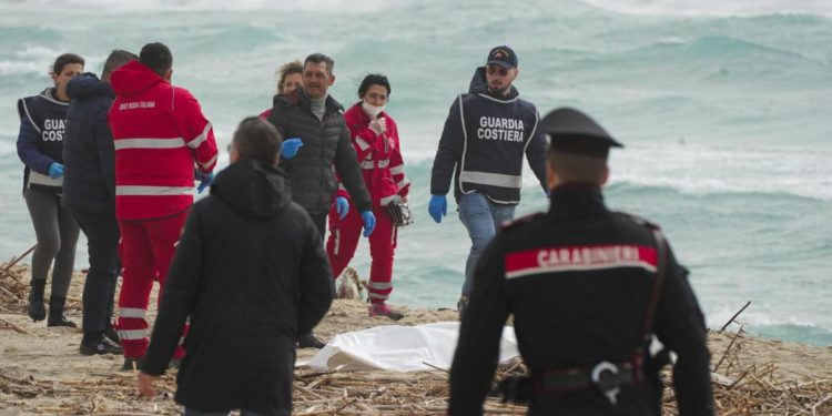 Strage migranti Crotone, “da scafisti chiesti 8mila euro a passeggero”