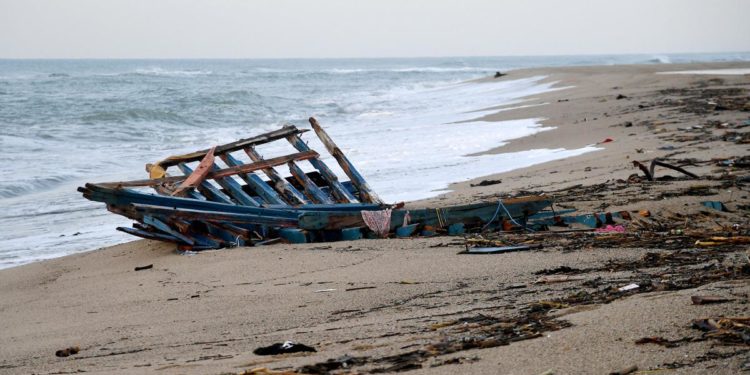 Naufragio migranti Crotone, Guardia Costiera: “Nessuna segnalazione da chi era a bordo”