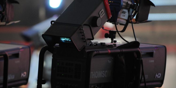 Conduttore tv insulta deputato, arriva multa record da 3,5 milioni