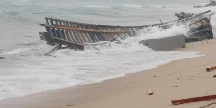 Naufragio migranti, il soccorritore: “Barcone è esploso, un’ecatombe”