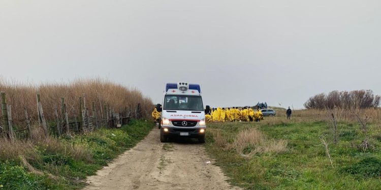 Naufragio migranti, Mangione: “All’alba sulla spiaggia corpi e sopravvissuti sotto choc”