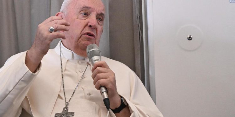 Ucraina, Papa: “Aperto a incontrare Zelensky e Putin”