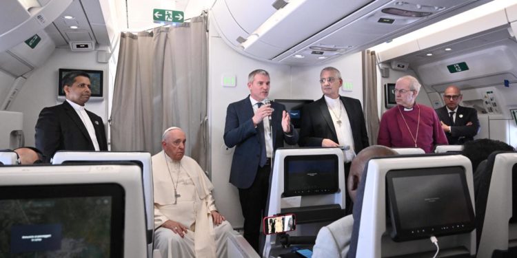 Benedetto XVI, papa Francesco: “Morte strumentalizzata da gente senza etica”