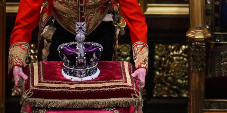 Gb, per Camilla corona ‘riciclata’ senza il diamante Koh-i-Noor