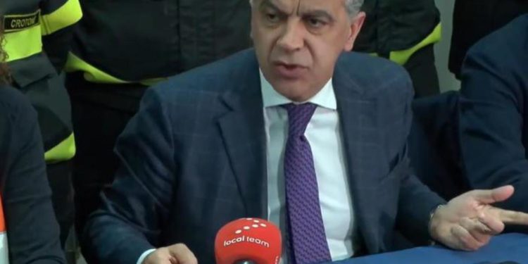 Migranti, Piantedosi: “Naufragio Crotone provocato da incaglio in una secca”