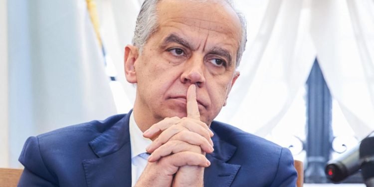 Migranti, Piantedosi: “Disperazione non giustifica viaggi che mettono in pericolo figli”