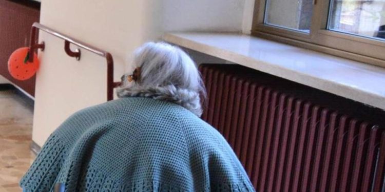 Reggio Calabria, maltrattava e lasciava senza cibo e acqua anziana: arrestata badante