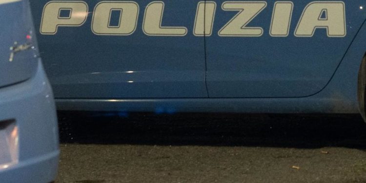 Napoli, accoltella madre e poliziotto: agente spara e lo uccide