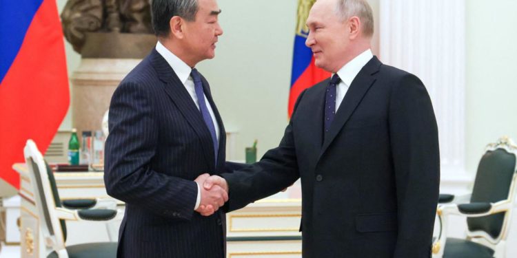 Russia-Cina, Putin incontra Wang Yi: “Nuove pietre miliari nelle relazioni”