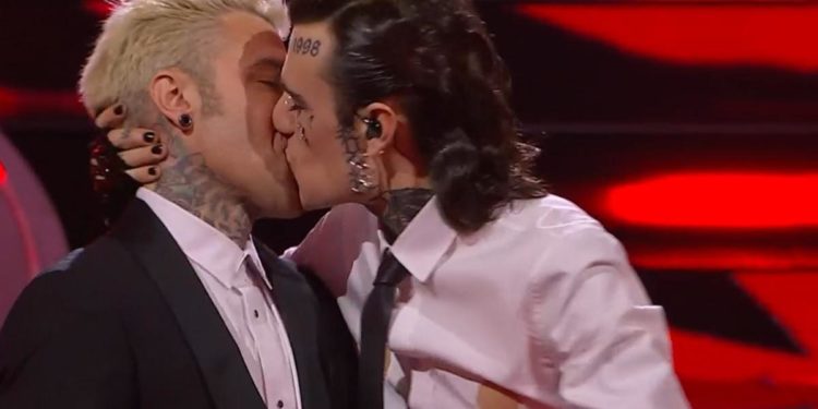 Sanremo 2023, Rosa Chemical-Fedez: il bacio davanti a Chiara Ferragni
