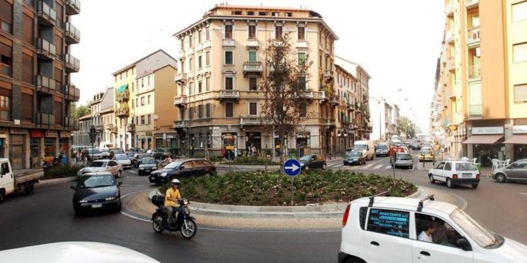 Milano, accoltellato per una precedenza in rotatoria: grave 52enne