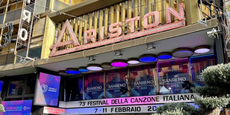 Sanremo 2023, la città ‘esplode’ di gente: il sold out si estende alla provincia