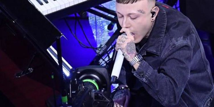 Sanremo 2023, Lazza competitivo: “Spero di rubare la sedia a tutti stasera”