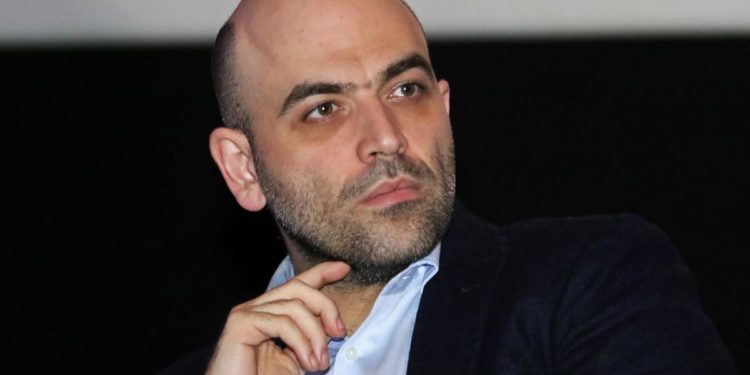 Saviano a processo per diffamazione: “Fiero di essere imputato”