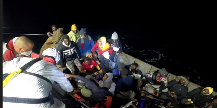 Migranti, ancora sbarchi: hotspot di Lampedusa al collasso