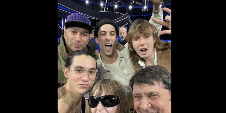 Sanremo 2023, Morandi ‘dimentica’ Tom Morello nel selfie con i Maneskin