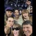 Sanremo 2023, Morandi ‘dimentica’ Tom Morello nel selfie con i Maneskin