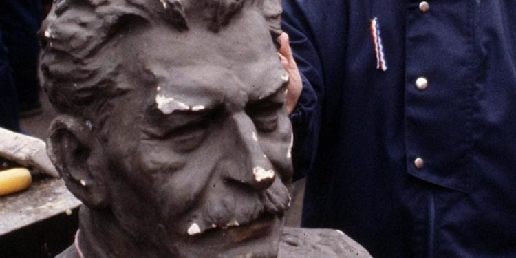 Ucraina, inaugurato busto Stalin a Volograd: “Nessun passo indietro come a Stalingrado”