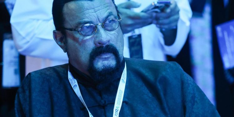 Putin premia Steven Seagal con l’Ordine dell’Amicizia della Russia
