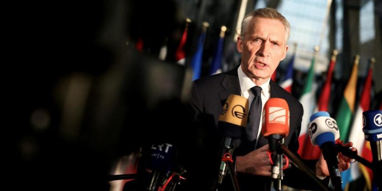 Ucraina, Nato: “Putin non si prepara a pace, subito tank a Kiev”