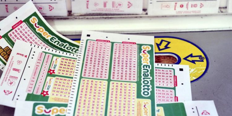SuperEnalotto, centrato il ‘6’ da record da oltre 371 milioni di euro