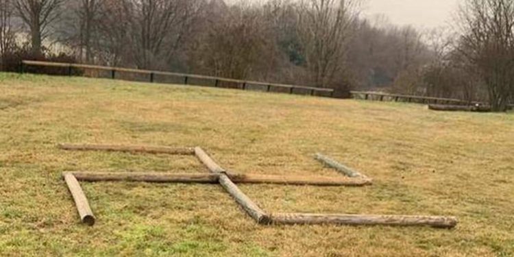Milano, spunta svastica gigante vicino al Monumento al Deportato