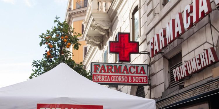 Covid Italia, ancora dati in discesa