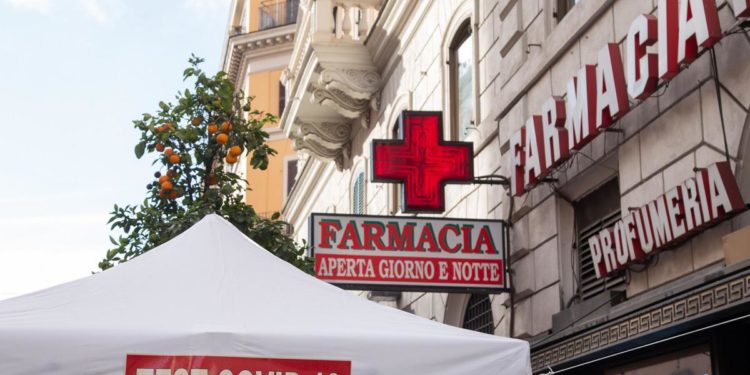 Covid oggi Lazio, 724 contagi e 3 morti: a Roma 401 casi