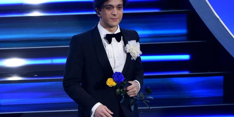 Sanremo 2023, con Tananai sul palco i colori dell’Ucraina