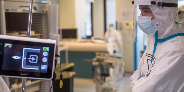 Covid, dopo infezione rischio trombosi 50-70 volte maggiore di vaccini: lo studio