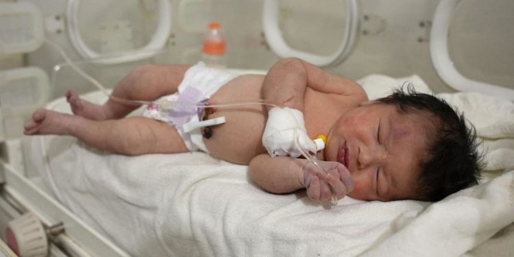 Terremoto, bimba nasce sotto le macerie: miracolo in Siria – Video