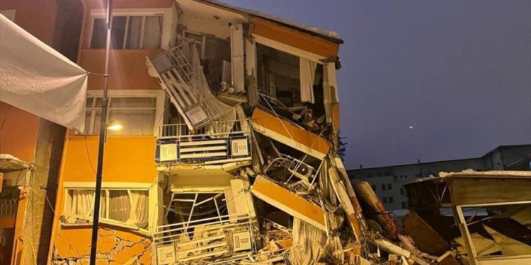 Terremoto Turchia, “i morti potrebbero essere 10mila”