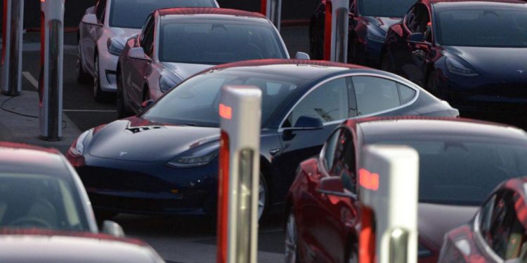 Problemi alla guida autonoma, Tesla richiama oltre 362mila auto