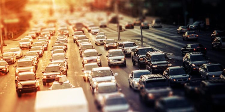 Stop vendita auto benzina e diesel dal 2035. Danno o svolta, chi ha ragione?