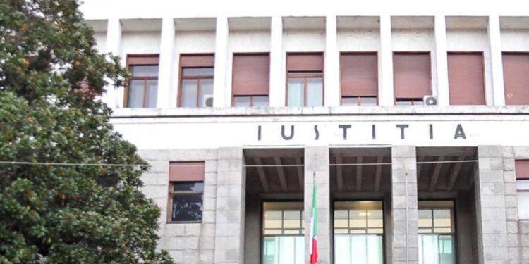 Pisa, ordigno inesploso a un ingresso del tribunale