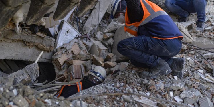 Terremoto Turchia, 45enne salvato dopo 278 ore sotto le macerie