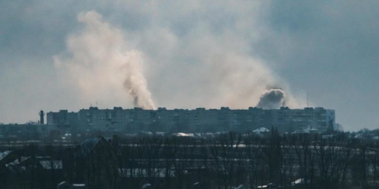 Ucraina, raid Russia su Bakhmut. Zelensky: “Nessun negoziato con Putin, non mi fido”