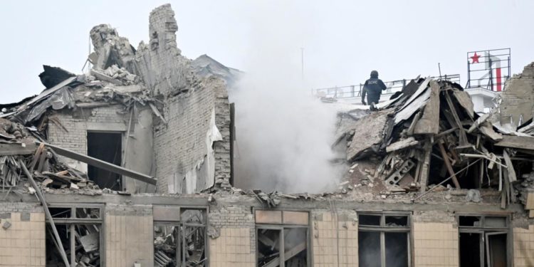 Ucraina, missili Russia su edificio Kharkiv. Si continua a combattere a Bakhmut