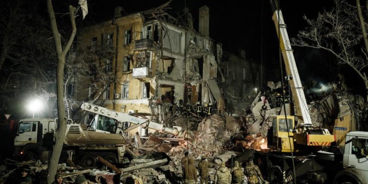 Ucraina, raid Russia su Kramatorsk: vittime. Von der Leyen a Kiev