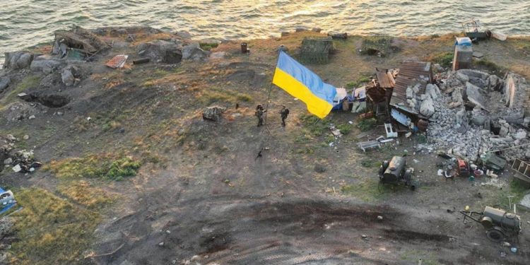 Ucraina, Russia bombarda Isola dei Serpenti