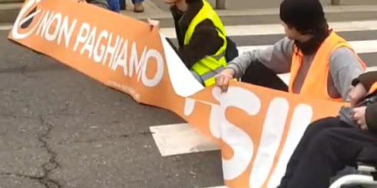Milano, Ultima Generazione bloccano traffico: “Non paghiamo il fossile”