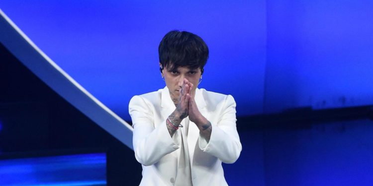 Sanremo 2023, Ultimo: “Gli ultimi non vincono mai, si sa”