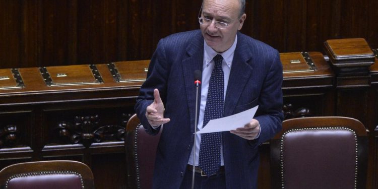 Scuola, Valditara: “Aumentare stipendi di tutti i docenti”