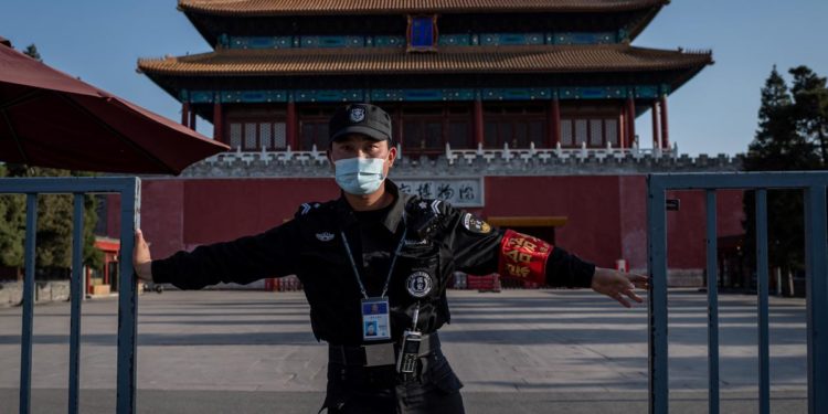 Oggetto volante non identificato sul Mar Giallo, Cina: “Pronti ad abbatterlo”