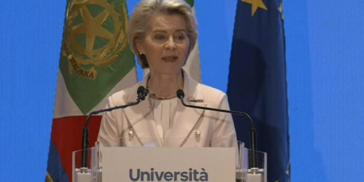Ucraina, von der Leyen: “Kiev combatte per i valori Ue, siamo al suo fianco”